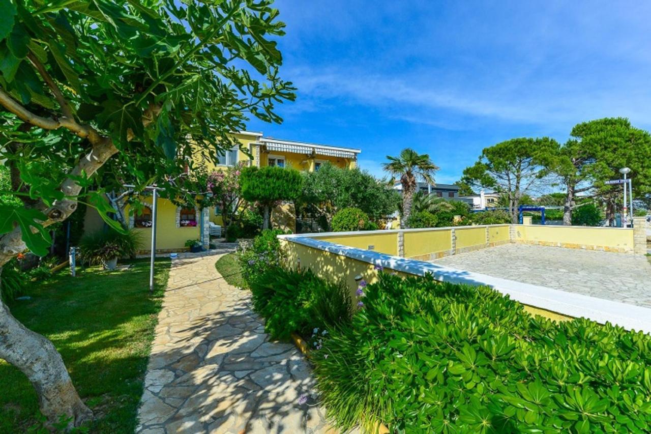 Apartment House Inga Vir Exterior photo